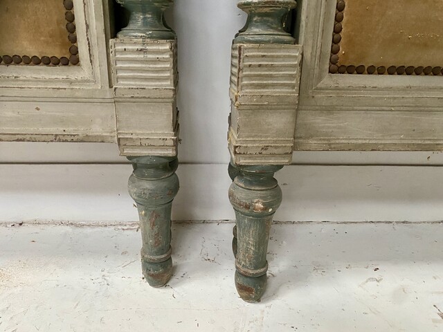 paire de Lits louis XVI sculptée hêtre rechampis recouvrement tissus .XX siècle.