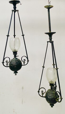 paire de lustres du XIX siècle en bronze patiné à décor de masques . XIX siècle