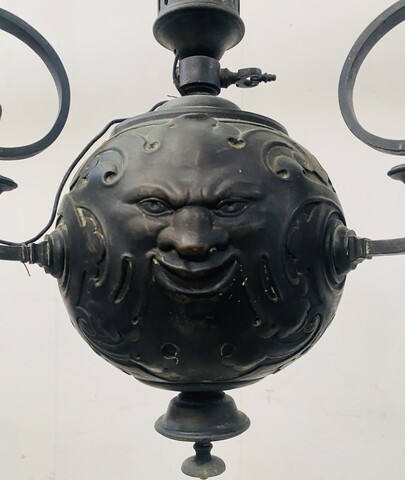 paire de lustres du XIX siècle en bronze patiné à décor de masques . XIX siècle