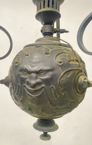 paire de lustres du XIX siècle en bronze patiné à décor de masques . XIX siècle