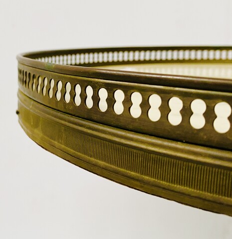 paire de petite d'appoint dessus marbre à galerie laiton ajourée . XX siècle .