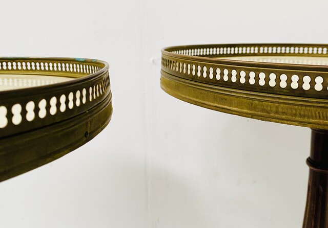 paire de petite d'appoint dessus marbre à galerie laiton ajourée . XX siècle .