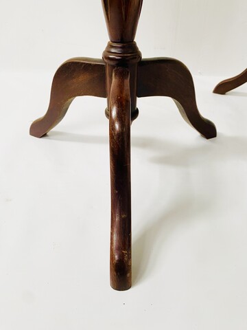 paire de petite d'appoint dessus marbre à galerie laiton ajourée . XX siècle .