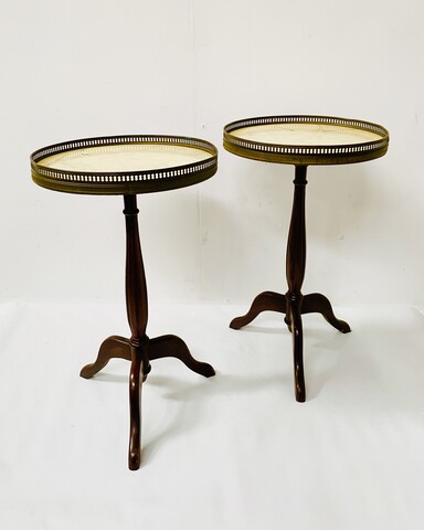 paire de petite d'appoint dessus marbre à galerie laiton ajourée . XX siècle .