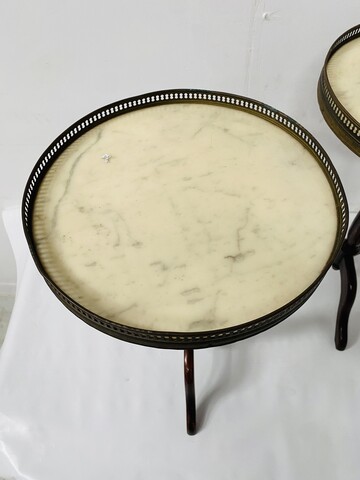 paire de petite d'appoint dessus marbre à galerie laiton ajourée . XX siècle .