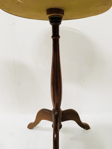 paire de petite d'appoint dessus marbre à galerie laiton ajourée . XX siècle .