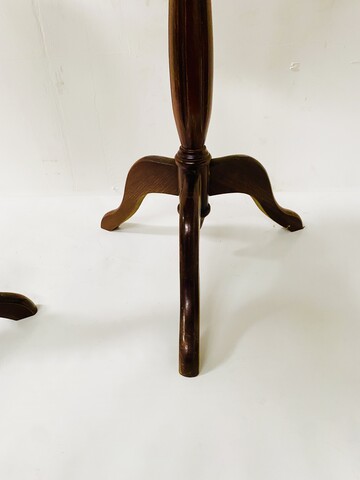paire de petite d'appoint dessus marbre à galerie laiton ajourée . XX siècle .