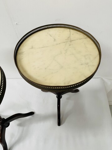 paire de petite d'appoint dessus marbre à galerie laiton ajourée . XX siècle .