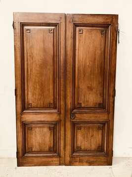 paire de portes en noyer massif à encadrement finement sculptée . XVIII siècle .