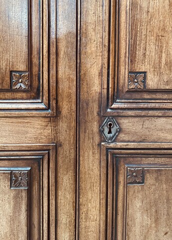 paire de portes en noyer massif à encadrement finement sculptée . XVIII siècle .