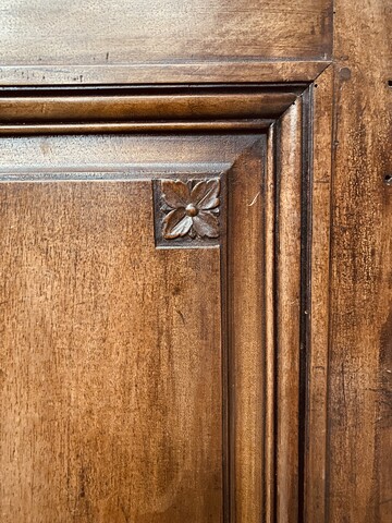 paire de portes en noyer massif à encadrement finement sculptée . XVIII siècle .