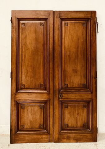 paire de portes en noyer massif à encadrement finement sculptée . XVIII siècle .