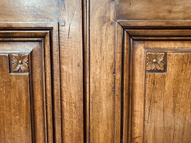 paire de portes en noyer massif à encadrement finement sculptée . XVIII siècle .