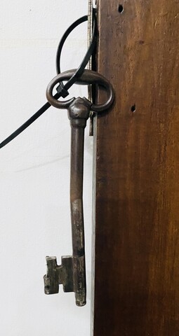 paire de portes en noyer massif à encadrement finement sculptée . XVIII siècle .