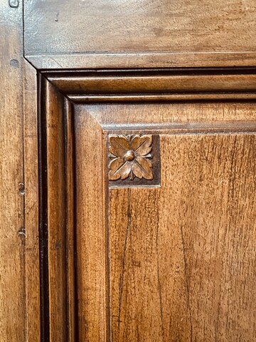 paire de portes en noyer massif à encadrement finement sculptée . XVIII siècle .