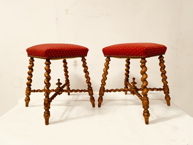 paire de tabourets de style Louis XIII en bois patiné et dorure . XIX siècle .