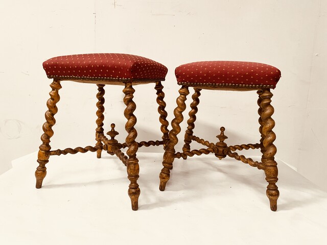 paire de tabourets de style Louis XIII en bois patiné et dorure . XIX siècle .