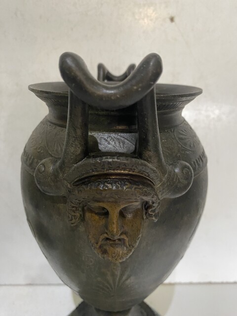 paire de vases à l'antique en régule patine base en marbre vert . XIX siècle .