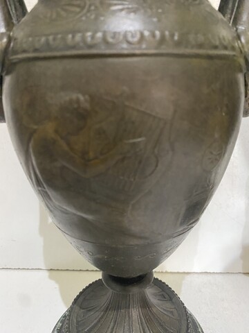 paire de vases à l'antique en régule patine base en marbre vert . XIX siècle .