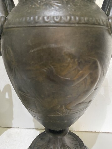 paire de vases à l'antique en régule patine base en marbre vert . XIX siècle .