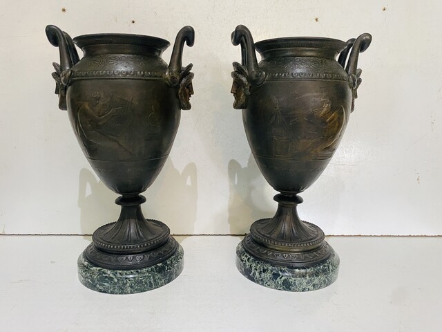 paire de vases à l'antique en régule patine base en marbre vert . XIX siècle .