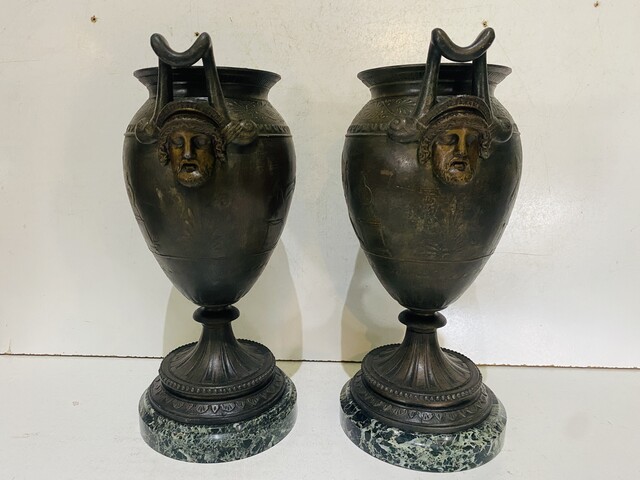paire de vases à l'antique en régule patine base en marbre vert . XIX siècle .