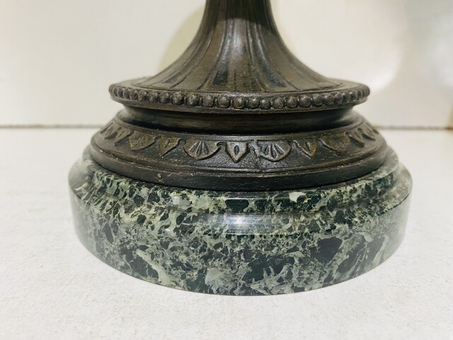 paire de vases à l'antique en régule patine base en marbre vert . XIX siècle .