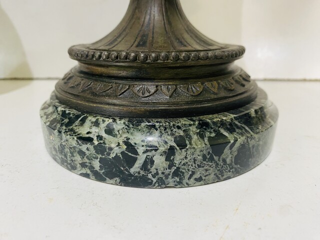 paire de vases à l'antique en régule patine base en marbre vert . XIX siècle .