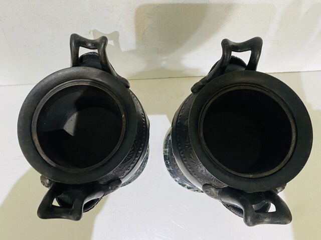 paire de vases à l'antique en régule patine base en marbre vert . XIX siècle .