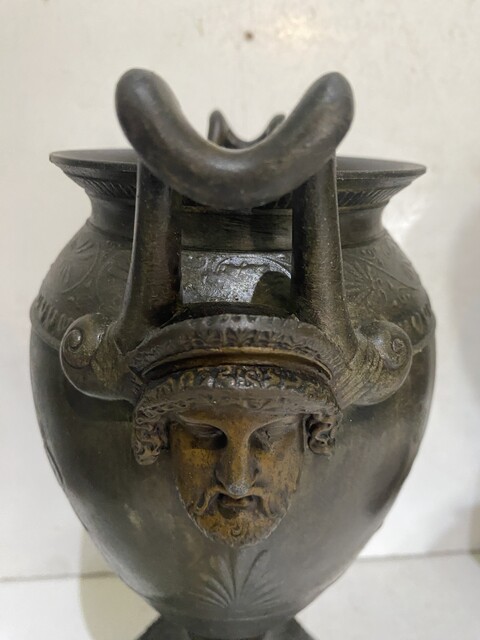 paire de vases à l'antique en régule patine base en marbre vert . XIX siècle .