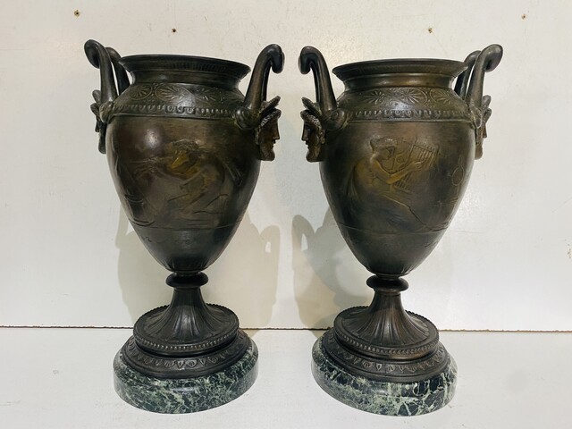 paire de vases à l'antique en régule patine base en marbre vert . XIX siècle .
