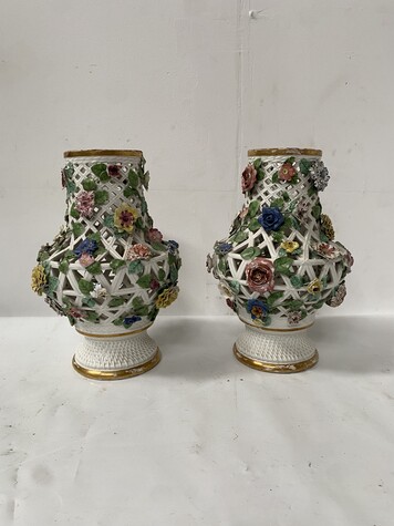 paire de vases balustre ajourés porcelaine de SAXE décor fleurs . XIX siècle .