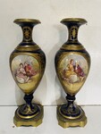 paire de vases balustres en faïence fine à décor de scène galantes .XIX siècle.