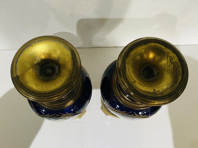 paire de vases balustres en faïence fine à décor de scène galantes .XIX siècle.
