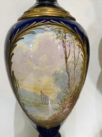 paire de vases balustres en faïence fine à décor de scène galantes .XIX siècle.