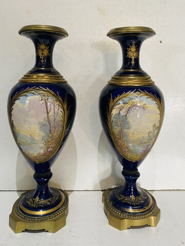 paire de vases balustres en faïence fine à décor de scène galantes .XIX siècle.