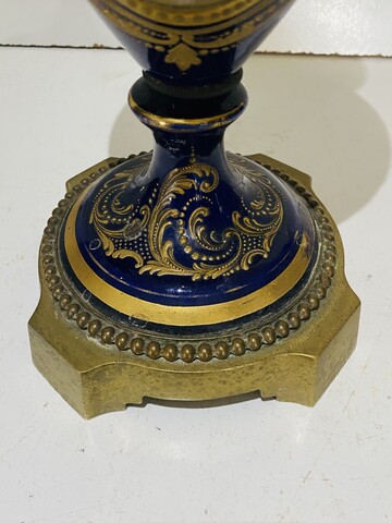 paire de vases balustres en faïence fine à décor de scène galantes .XIX siècle.