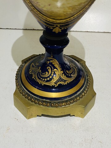 paire de vases balustres en faïence fine à décor de scène galantes .XIX siècle.