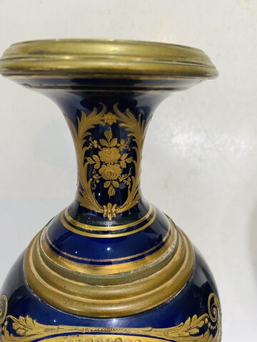 paire de vases balustres en faïence fine à décor de scène galantes .XIX siècle.