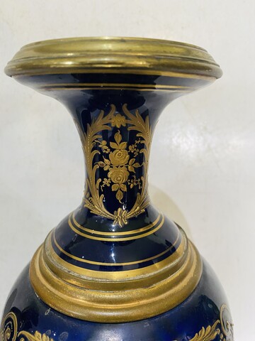 paire de vases balustres en faïence fine à décor de scène galantes .XIX siècle.