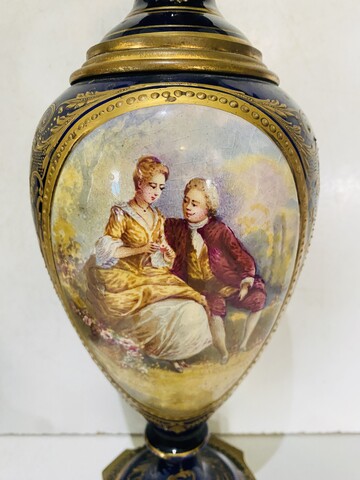 paire de vases balustres en faïence fine à décor de scène galantes .XIX siècle.