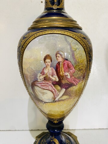 paire de vases balustres en faïence fine à décor de scène galantes .XIX siècle.