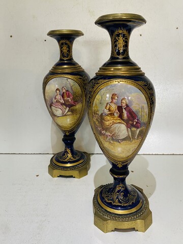paire de vases balustres en faïence fine à décor de scène galantes .XIX siècle.