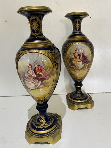 paire de vases balustres en faïence fine à décor de scène galantes .XIX siècle.
