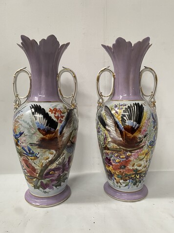 paire de vases porcelaine polychrome à décor d'oiseaux et fleurs . XIX siècle .