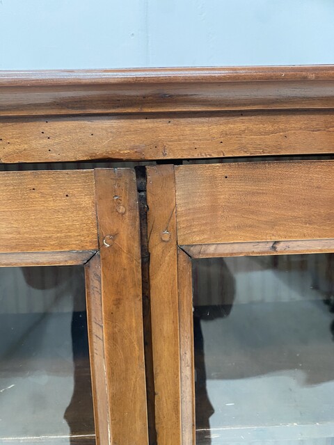 paire de vitrines à hauteur d'appui en merisier portes à carreaux . XIX siècle .
