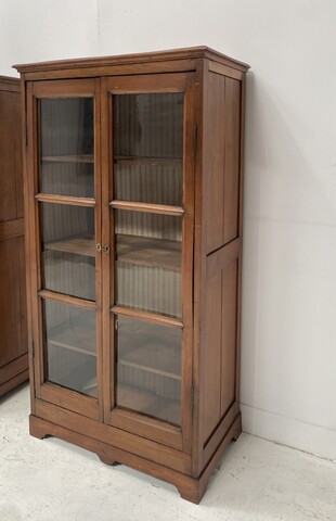 paire de vitrines à hauteur d'appui en merisier portes à carreaux . XIX siècle .