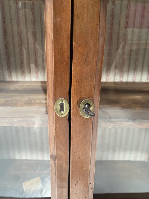 paire de vitrines à hauteur d'appui en merisier portes à carreaux . XIX siècle .