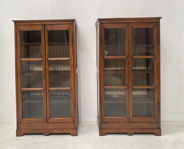 paire de vitrines à hauteur d'appui en merisier portes à carreaux . XIX siècle .