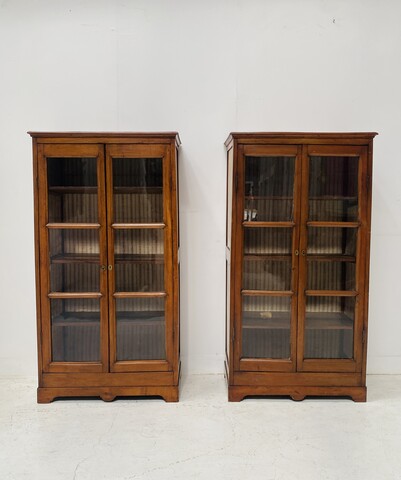 paire de vitrines à hauteur d'appui en merisier portes à carreaux . XIX siècle .